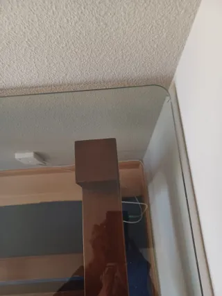 Mesa comedor madera y cristal.