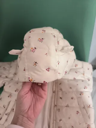 Abrigo niña floral con capucha de el corte ingles.