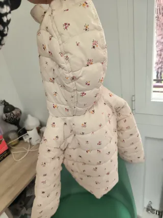 Abrigo niña floral con capucha de el corte ingles.