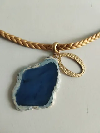 Collar boho cordón dorado y colgante azul y dije