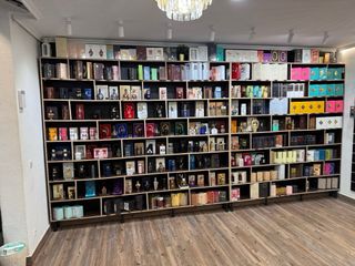 Estanterías grandes de madera hechas a mano