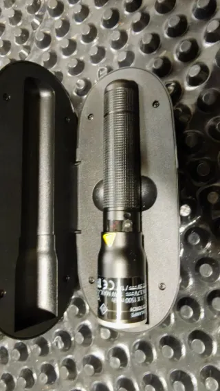 Linterna Crivit con estuche y cable para cargar.