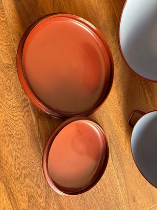 Conjunto de 2 ollas metálicas rojas con tapadera.