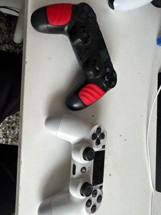 PS4 Negra con 2 Mandos y 2 Juegos