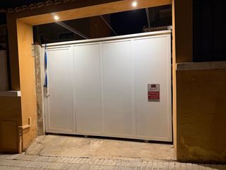 Puerta de garaje corredera blanca