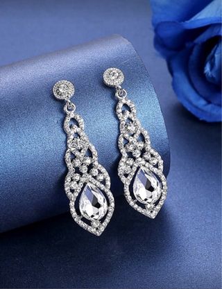 Pendientes largos plateados con pedrería