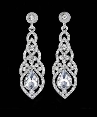 Pendientes largos plateados con pedrería