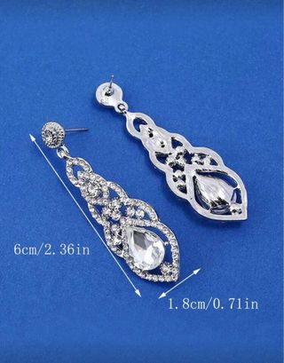 Pendientes largos plateados con pedrería