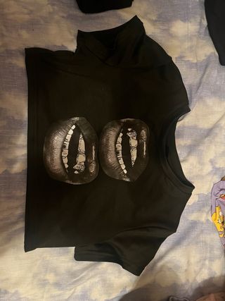 Top negro con estampado de labios