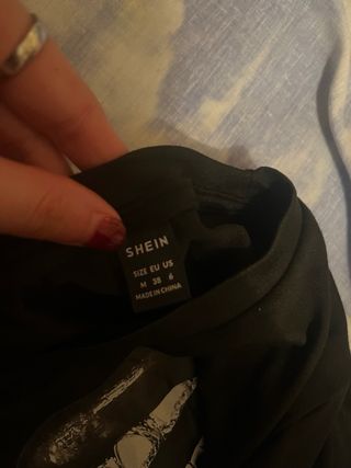 Top negro con estampado de labios