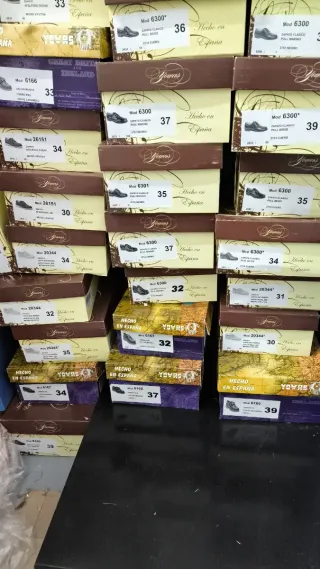 Lote de zapatos nuevos. De piel. Tallas varias