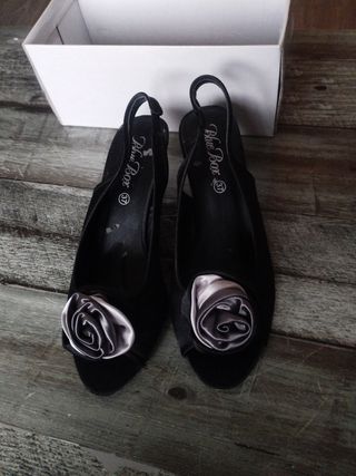 Tacones negros con flor plateada Talla 37