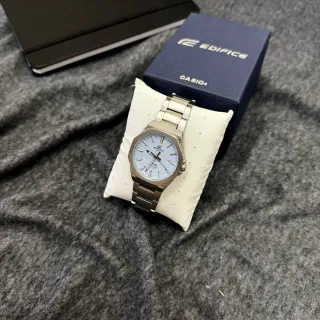 Reloj Casio Edifice de acero con dial azul cian