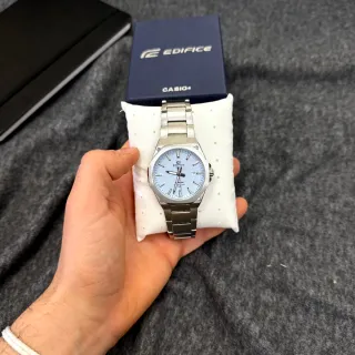 Reloj Casio Edifice de acero con dial azul cian