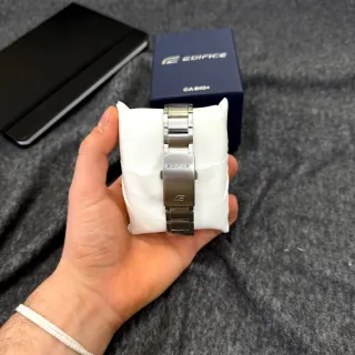 Reloj Casio Edifice de acero con dial azul cian