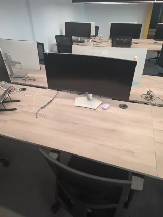 Mesas de oficina abiertas