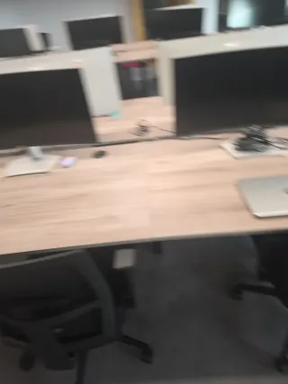 Mesas de oficina abiertas