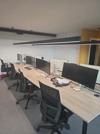 Mesas de oficina abiertas