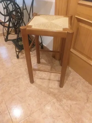 Taburete de mimbre y madera