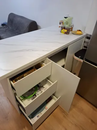 Isla de cocina moderna 183cm y 3 sillas altas.