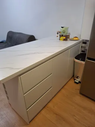 Isla de cocina moderna 183cm y 3 sillas altas.