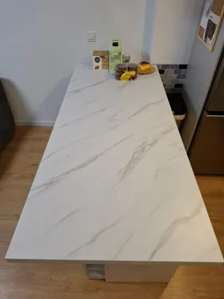 Isla de cocina moderna 183cm y 3 sillas altas.