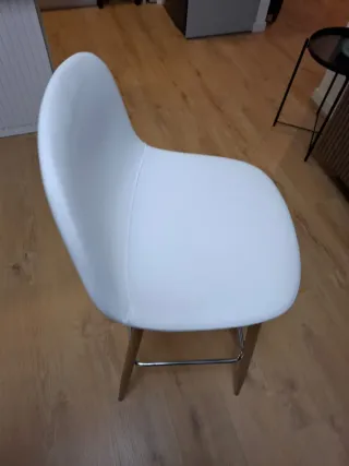 Isla de cocina moderna 183cm y 3 sillas altas.