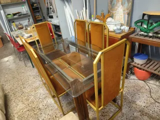 Mesa de cristal con 6 sillas doradas