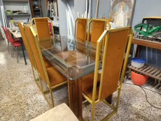 Mesa de cristal con 6 sillas doradas