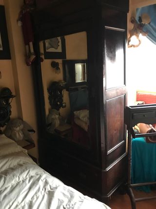 Armario antiguo de madera noble