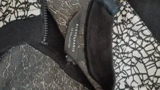 Sudadera negra con detalles blancos