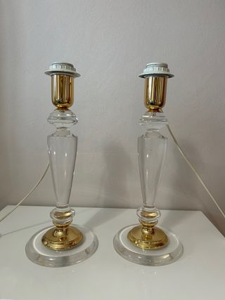 Pareja de lámparas de mesa acrílicas y doradas