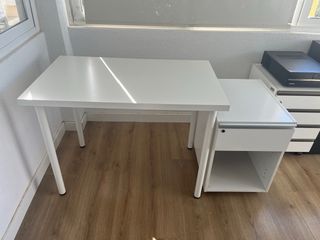 Mesa de oficina blanca con cajonera