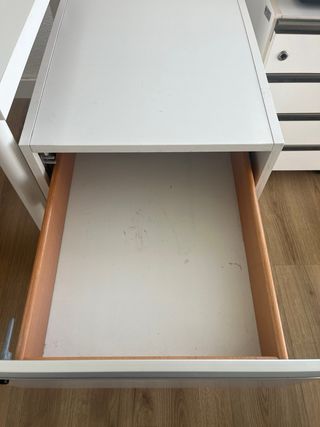 Mesa de oficina blanca con cajonera