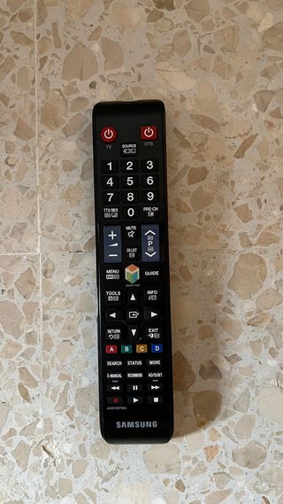 TV Samsung LED 22” Smart TV con soporte pared