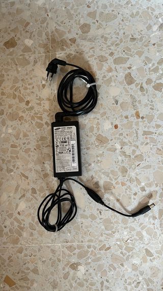 TV Samsung LED 22” Smart TV con soporte pared