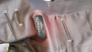 Traje gris con corbata