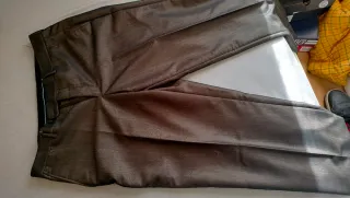 Traje gris con corbata