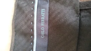 Traje gris con corbata