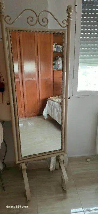 Espejo de forja con marco decorado