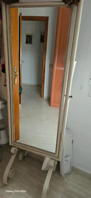 Espejo de forja con marco decorado