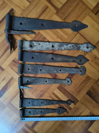 Bisagras antiguas de hierro forjado