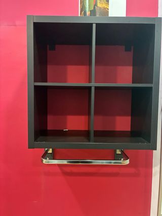 Estantería negra y roja