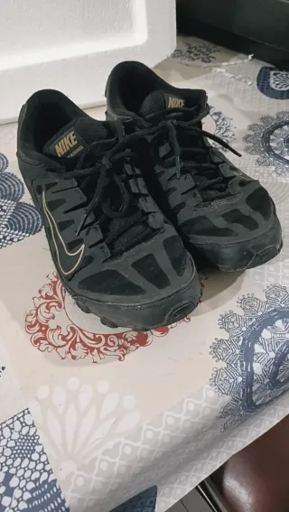Nike Reax 8 TR Negro/Dorado