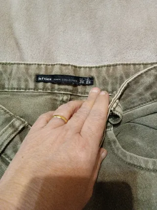 Pantalón vaquero color caqui