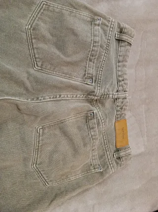 Pantalón vaquero color caqui