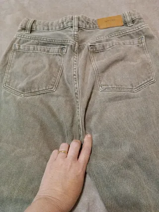 Pantalón vaquero color caqui