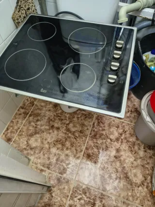 Placa Vitrocerámica Teka 4 fuegos( un fuego no va)