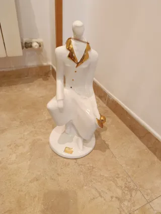 Figura Jarrón Cerámica Blanco y Dorado