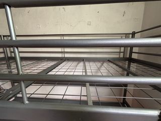 Litera Ikea con escritorio gris. Urge venta